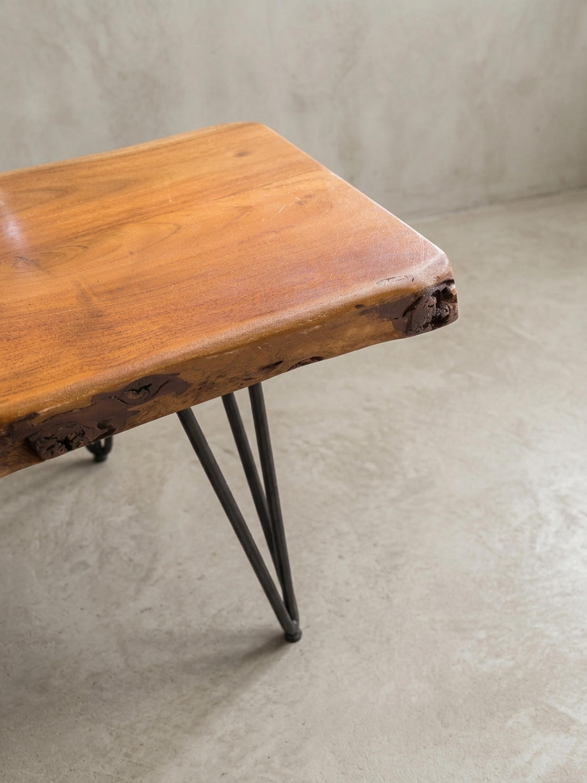 COUCHTISCH Massivholz Sheesham mit Baumkante und Haarnadelbeinen, Stil Natürlichkeit - Schwarz/Braun, Holz/Metall (51/56/38cm) - KADIMA DESIGN