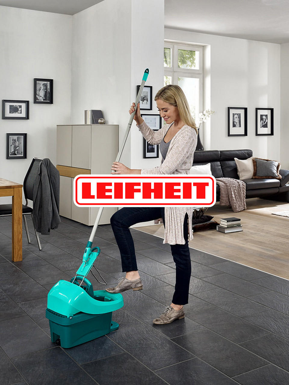 Leifheit Frau wischt Boden