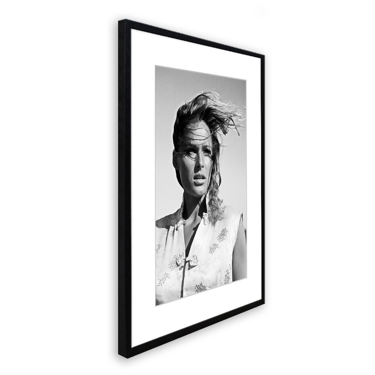 BILD mit Rahmen 51x71 cm Ursula Andress Schwarz-Weiß - Weiß, Holz (51/71cm) - artissimo
