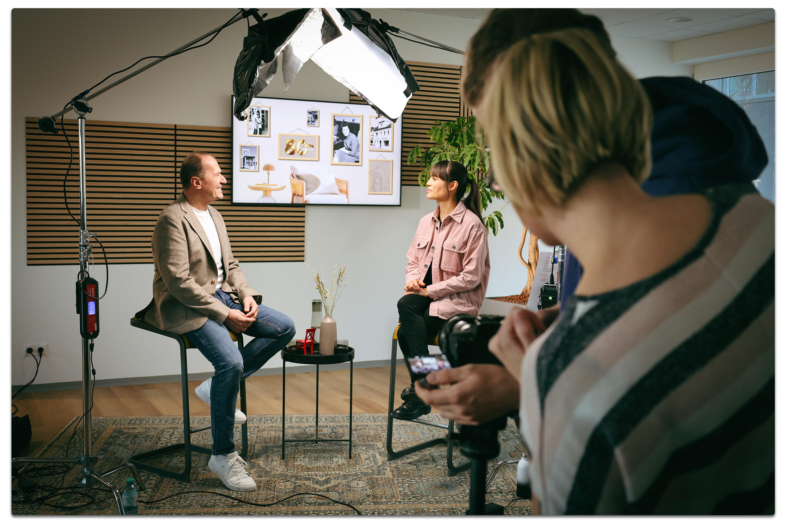 Alois Kobler, CEO von Lutz DE, im Interview mit einer Galileo-Reporterin im Studio