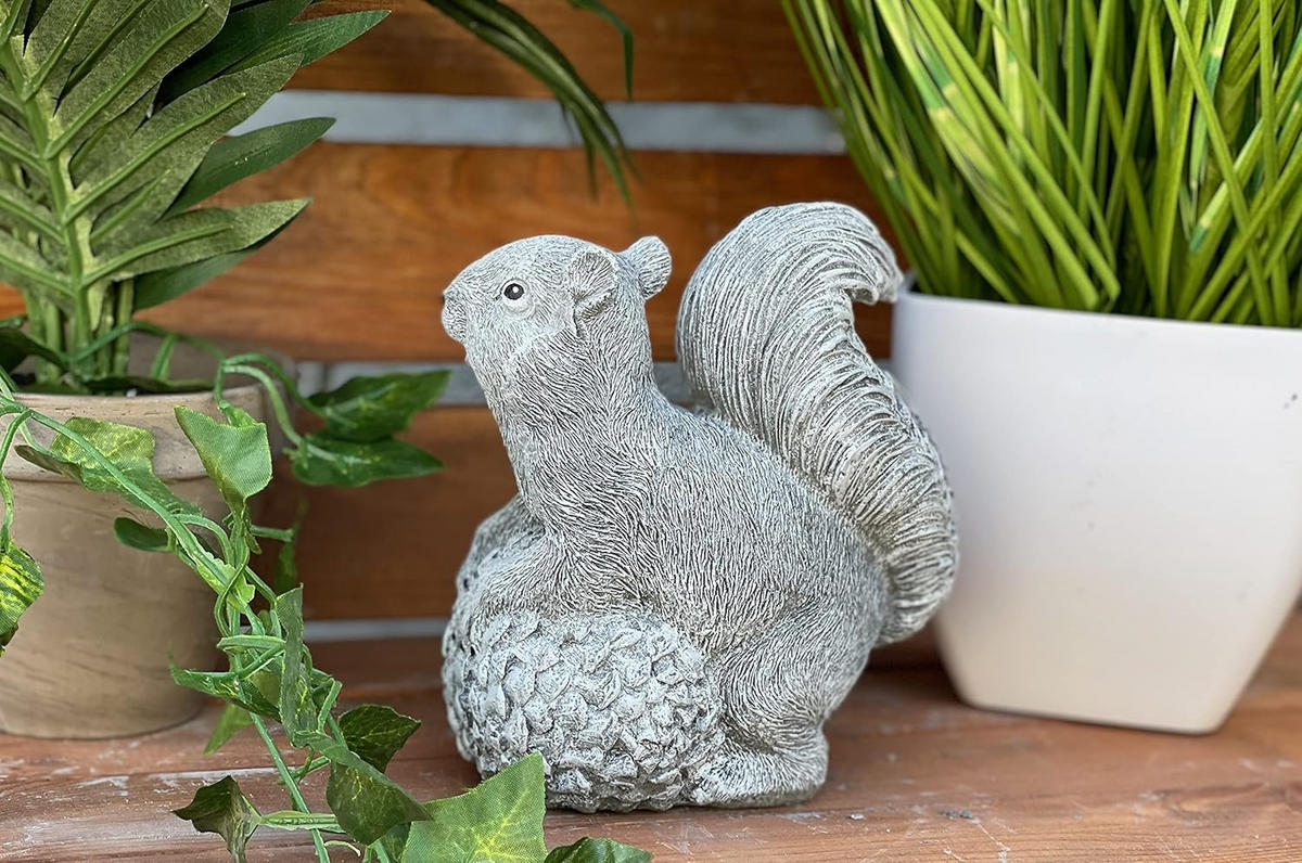 STEINFIGUR Eichhörnchen mit Tannenzapfen frostfest massiver Steinguss - Grau, Stein (12/15/9cm) - stoneandstyle