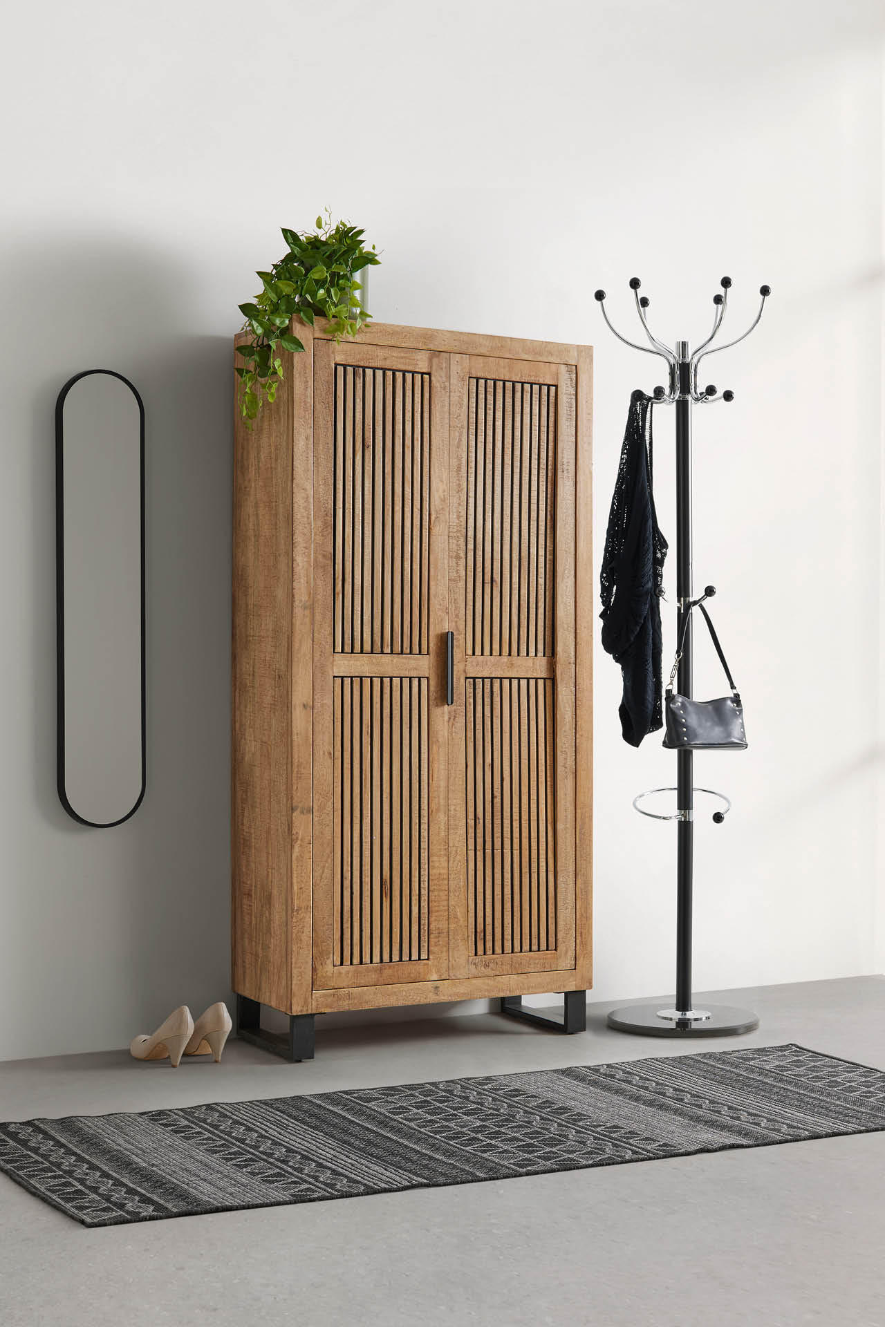Garderobenschrank aus Holz, Kleiderständer, ovaler Spiegel, schmaler Teppich