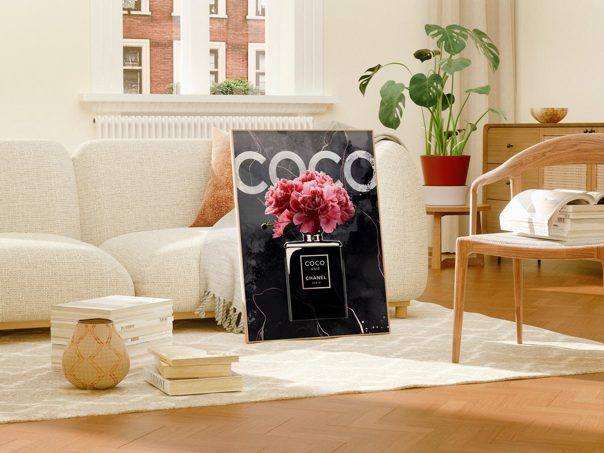 POSTER Coco Noir – Elegantes Parfüm-Flakon mit Pfingstrosen - ohne Rahmen - Schwarz/Rosa, Naturmaterialien (50/70/0.1cm) - Justgoodmood