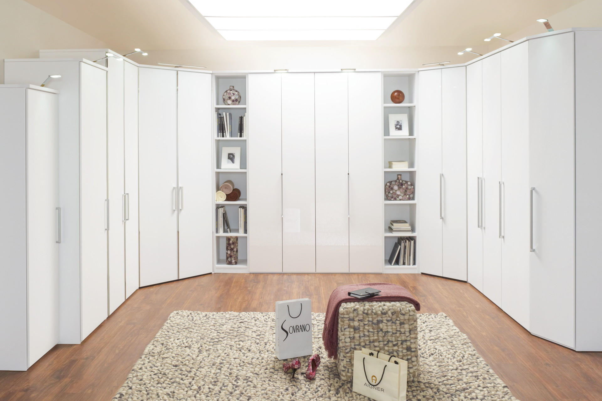 geschlossener begehbarer Kleiderschrank