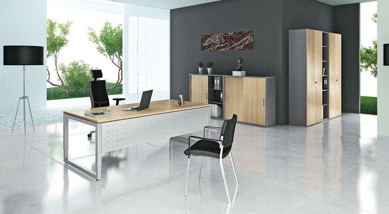 Modernes Büro mit weißen Schreibtischen, schwarzen Stühlen und hellen Holzschränken, große Fenster mit Blick ins Grüne