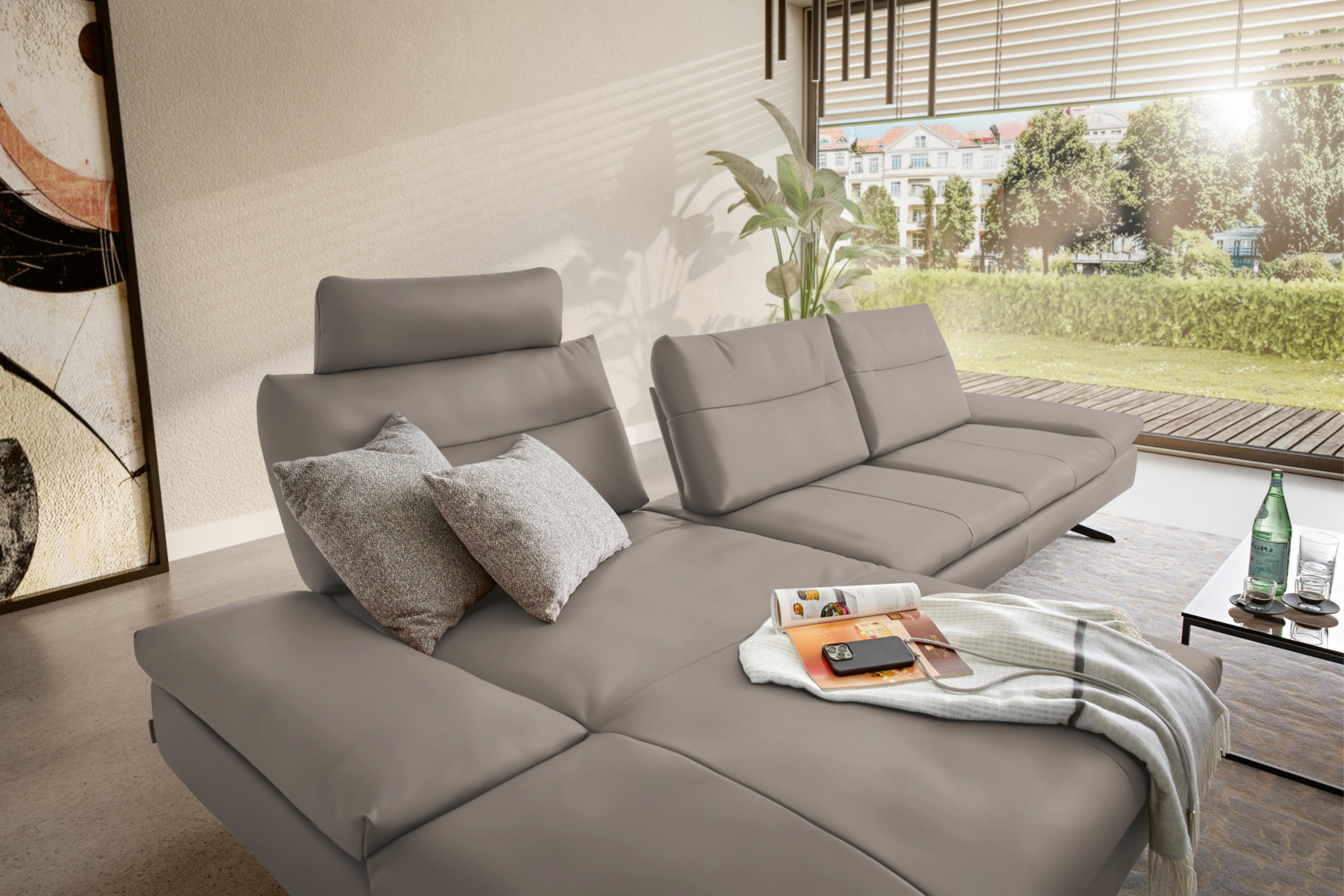 Hellgraues Funktionssofa mit Sitztiefenverstellung 