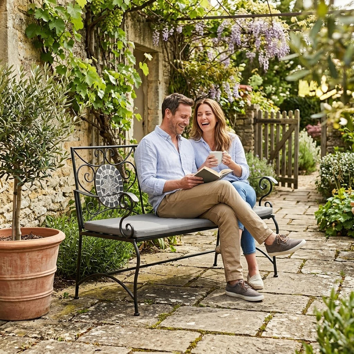 GARTENBANK Derby - 2-er-Sitzbank aus schwarz pulverbeschichtetem Eisen - Sitzfläche Kreuzmuster und Rückenfläche mit Mosaik - Schwarz, Metall (116/90/56cm) - TPFGarden