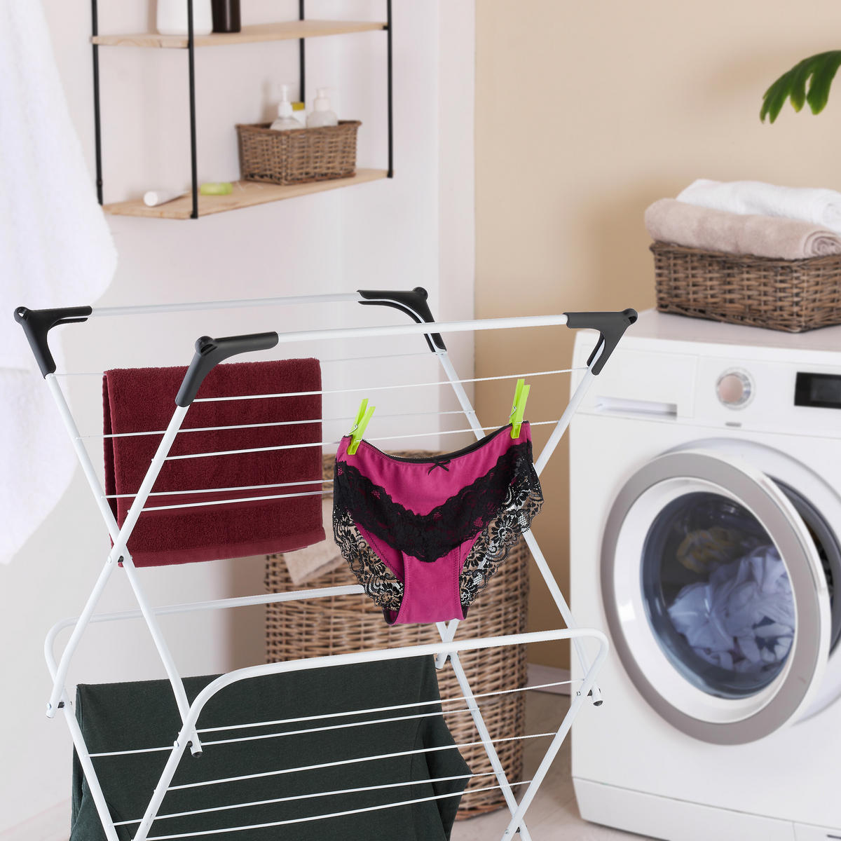 STOJAN na prádlo - biela, kov/plast (62/136/51cm) - Relaxdays