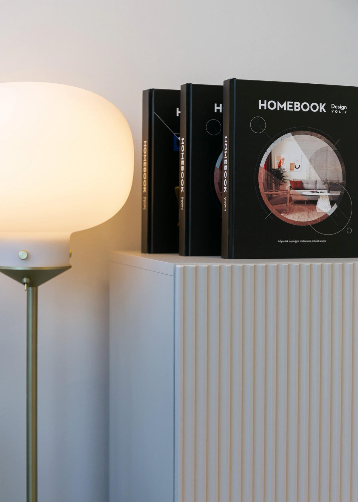 HIGHBOARD 2dverová Veldio sivobéžová so zlatým kovovým rámom 90 cm - zlatá/sivobéžová, kov/kompozitné drevo (90/125/38cm) - Selsey