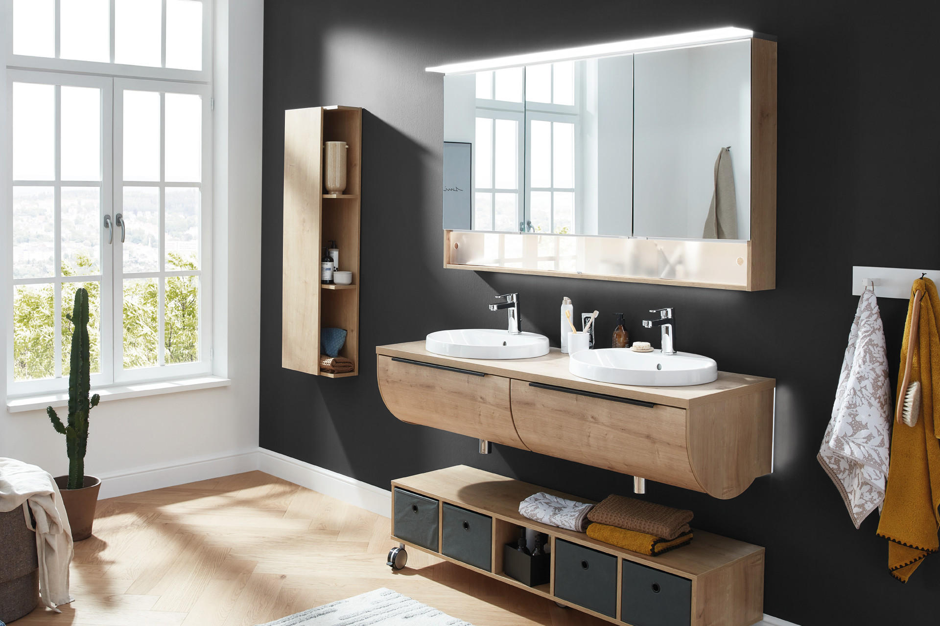 Badezimmer mit zwei Waschbecken