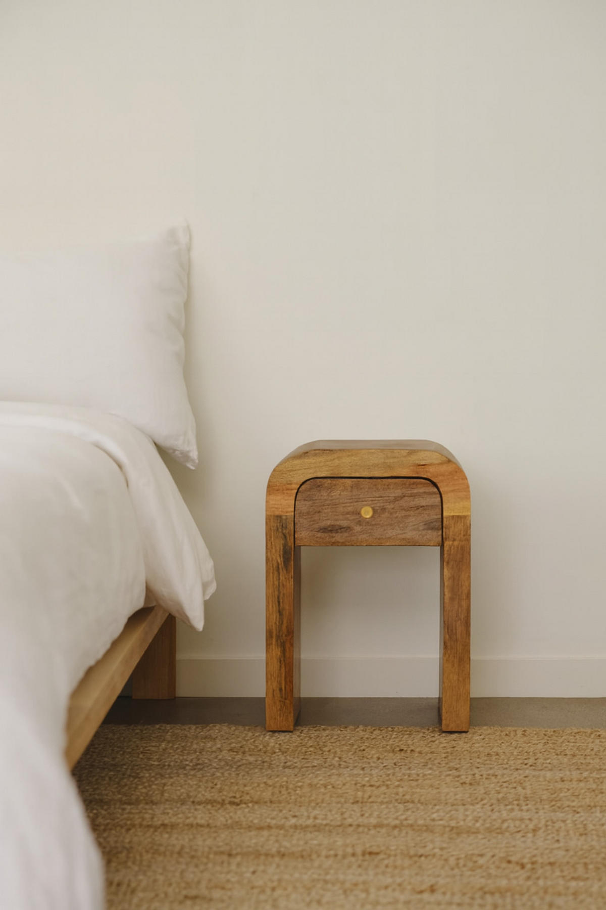 NACHTKASTEN Mini Darcy Eichenoptik mit Geschwungenen Kanten, 1 Schublade, Beige - Beige/Messingfarben, Holz/Metall (30/40/30cm) - Artisan Furniture