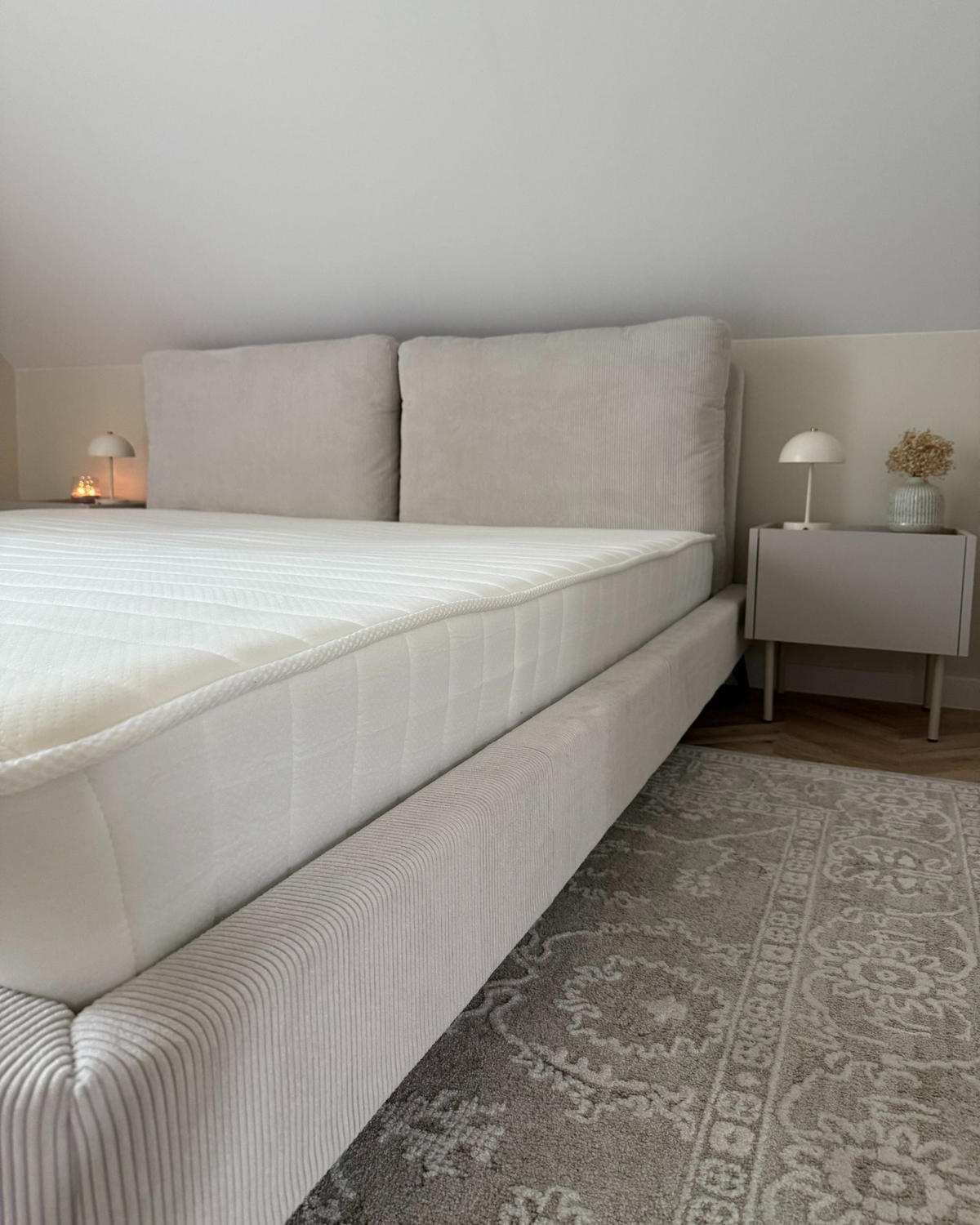 SALTEA CU SPUMĂ CU MEMORIE ȘI ARCURI ÎNFUNDATE H3/4 fixă 180/200 cm Delightful - alb, material textil (180/200cm) - Beliani