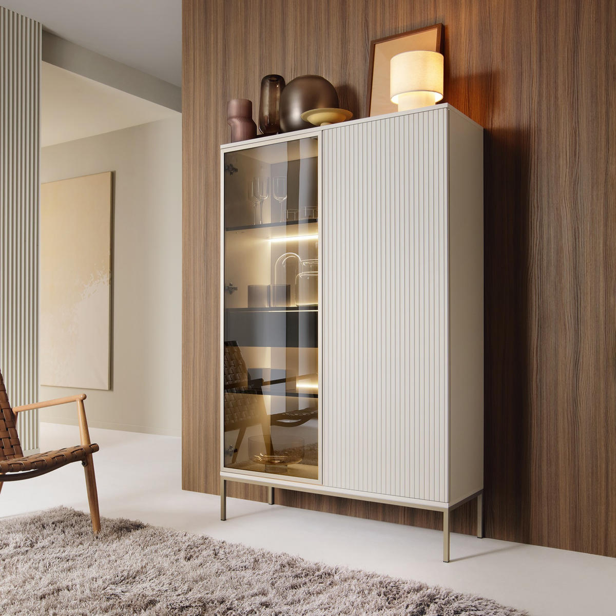 MODERNE Geriffelte Hochvitrine LAGOS W2D1SZ (Kaschmir Matt, LED, Champagner Gestell, Push to Open) - Kaschmir/Champagner, Glas/Holz (104/166/39cm) - Ravio