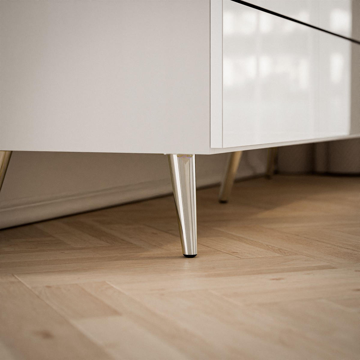 KOMMODE AURORA SILVER 4S1D mit Schubladen – mit schrägen verchromten Beinen - Weiß Hochglanz/Silberfarben, Holzwerkstoff/Metall (140/90/40cm) - Lookway