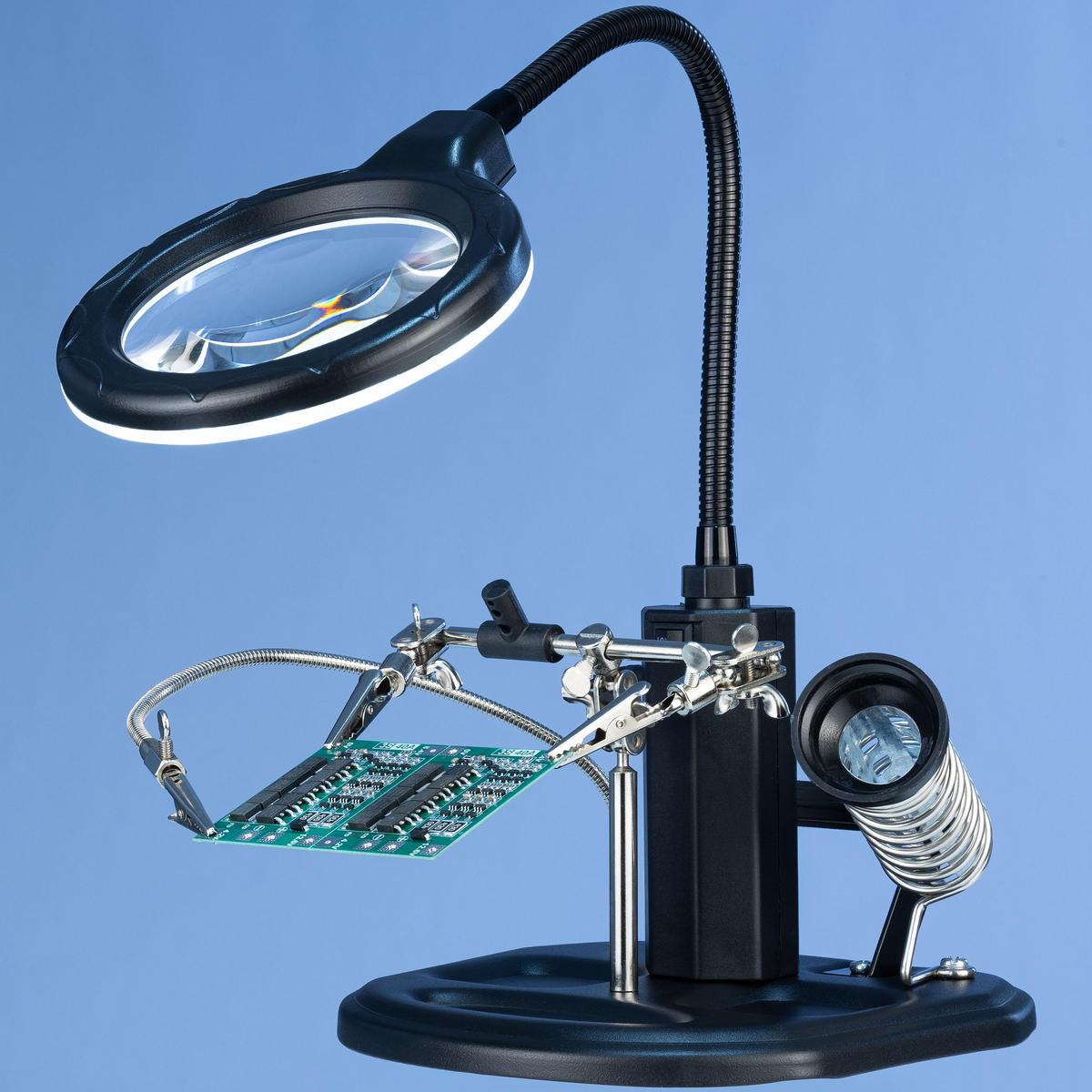 HALTER TE-802 - Dritte Hand mit Lupe, Lötkolbenhalter, Lötzinnbehälter, LED dimmbar, Ø85 mm, 2,5x/4x, USB/4x AA - Multicolor, Kunststoff/Metall (18/20/19cm)