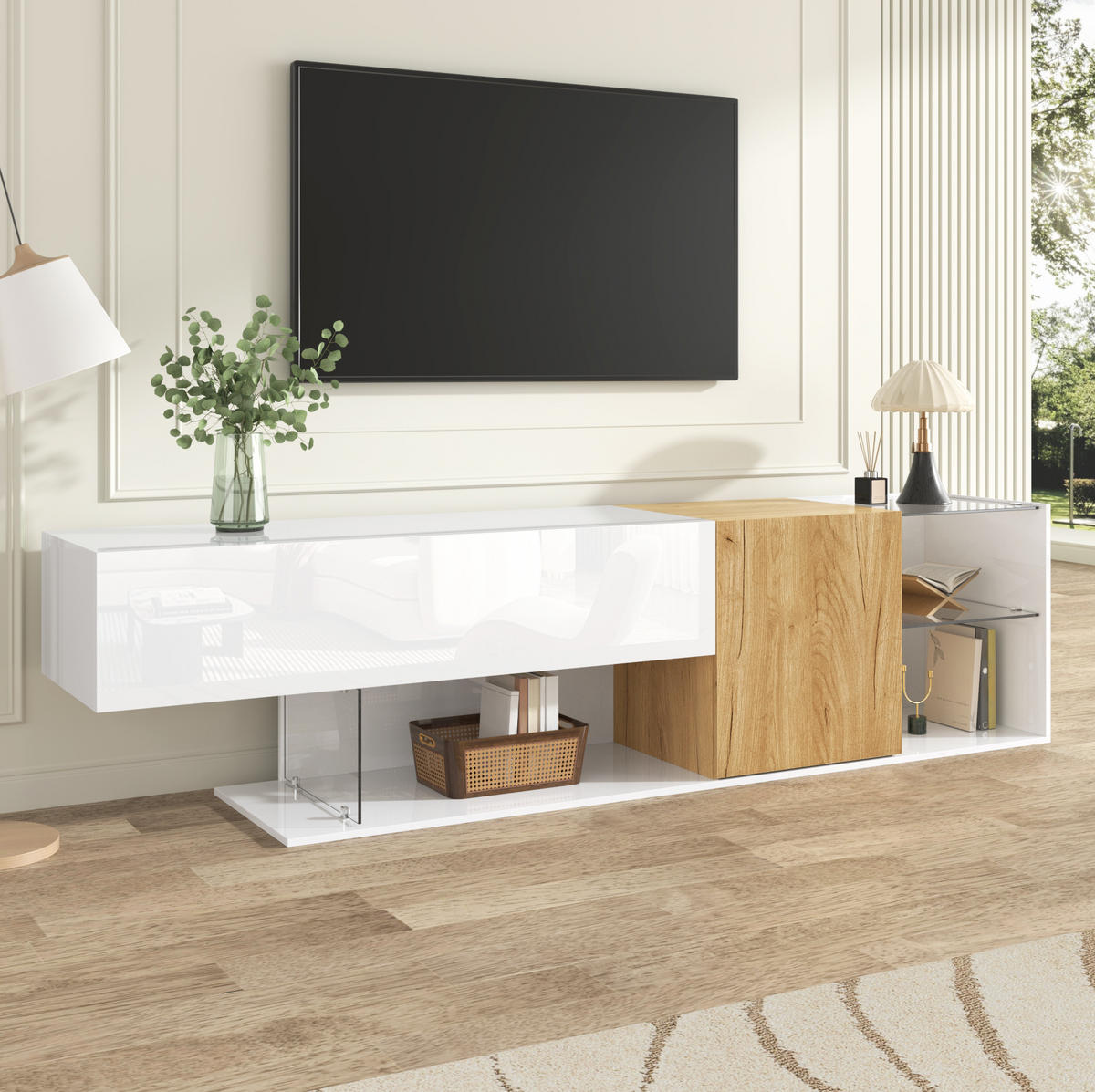 TV komoda z dřevotřísky 180x38x48 cm bílá/přírodní s částečným vysokým leskem, skleněnými policemi a úložným prostorem - bílá, kompozitní dřevo (180/48/38cm) - Modfu