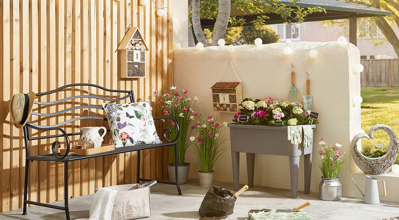 Terrasse mit frühlinghafter Deko