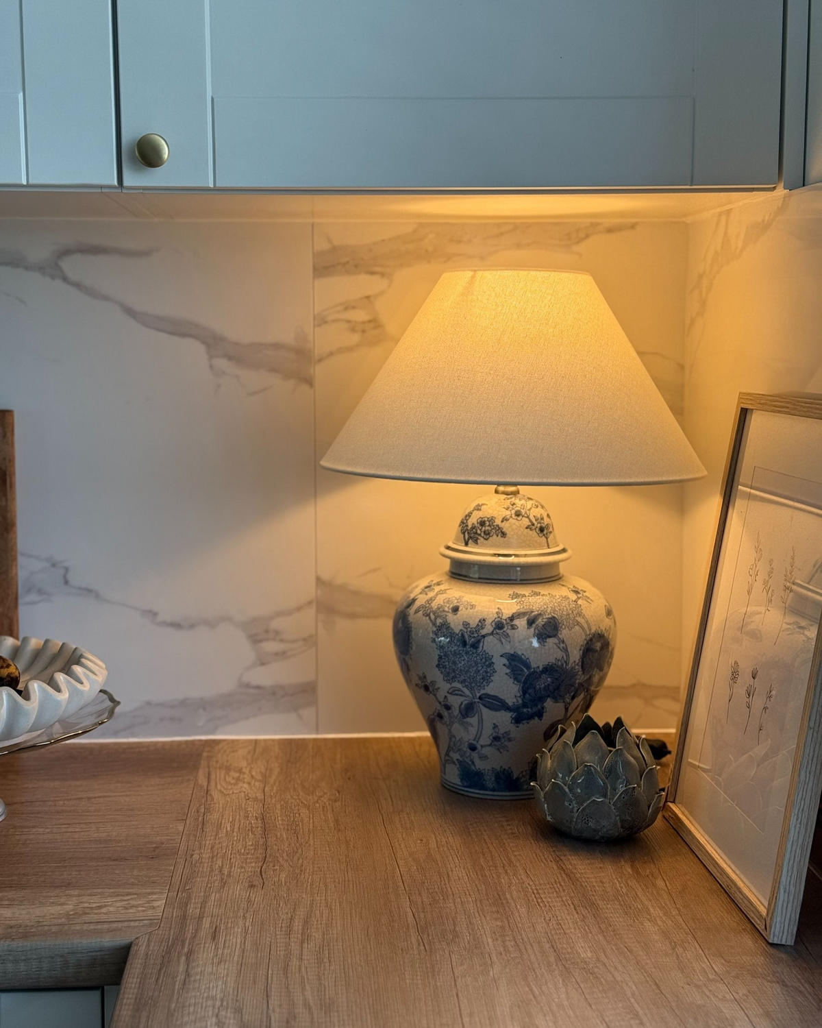 STOLNÍ LAMPA Porcelán Bílá / Modrá Sorraia - bílá, keramika (40/40/53cm) - Beliani