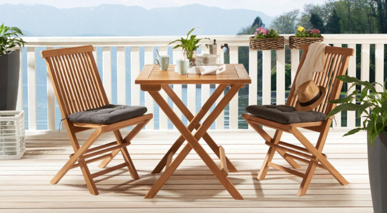 Modernes Holz-Balkon-Set auf einer sonnigen Terrasse