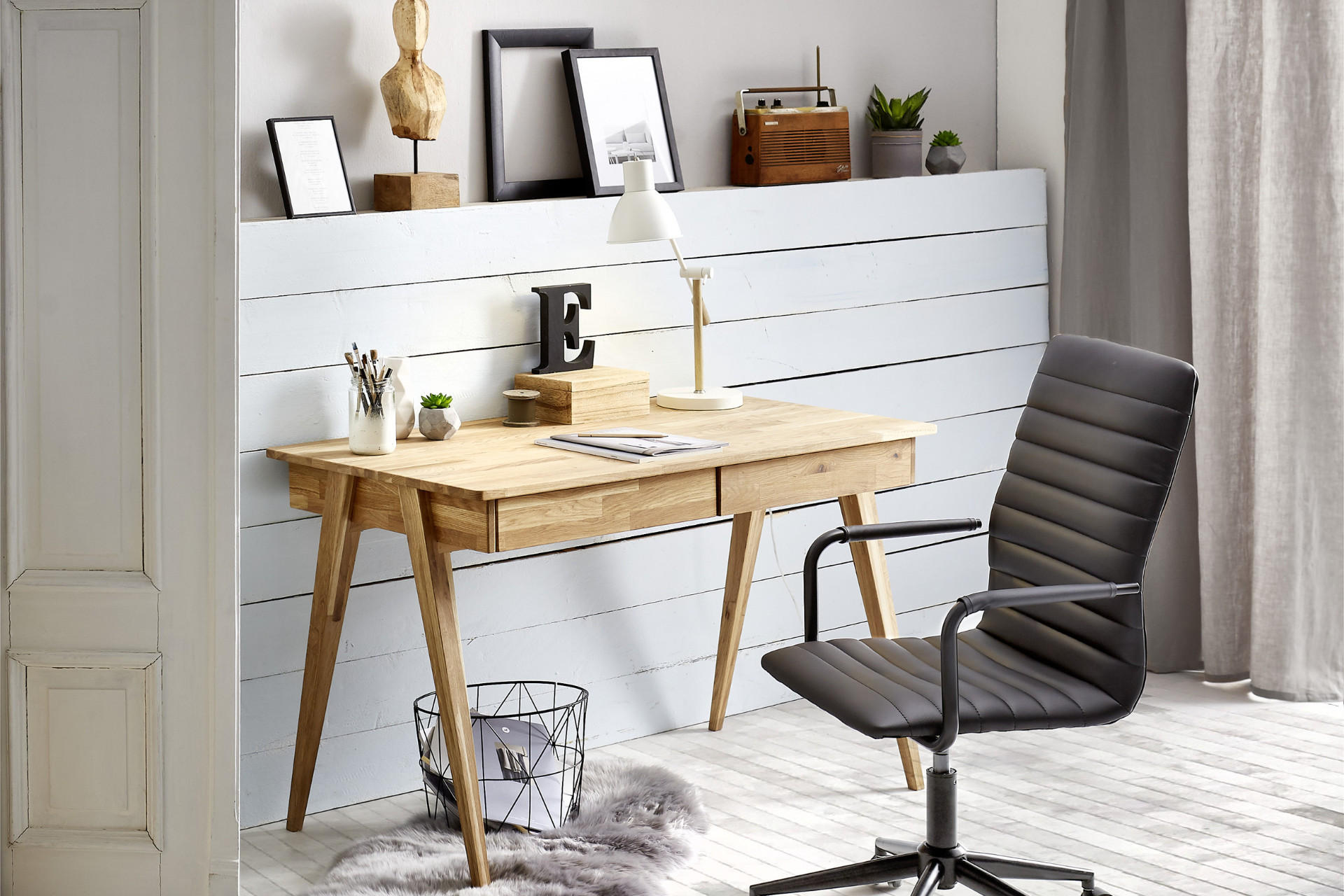 Moderner und kompakter Holzschreibtisch für das Homeoffice