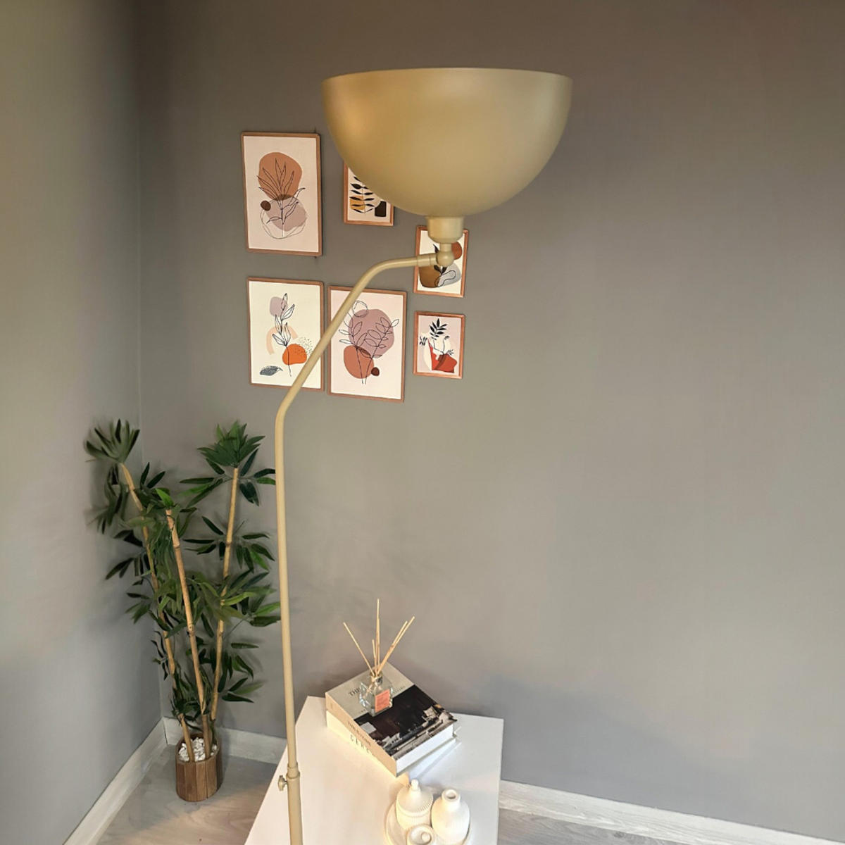 STEHLAMPE Helvik aus Metall mit E27, verstellbarer Lampenschirm - Beige, Metall (37/37/170cm) - Bamyum