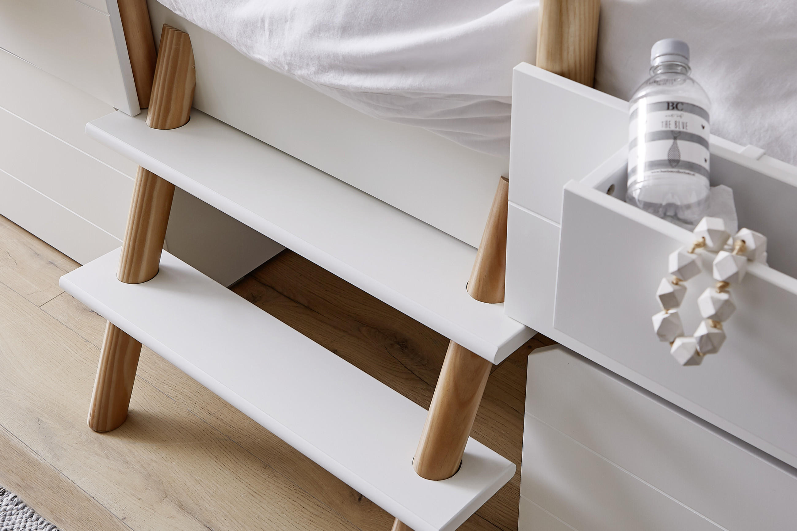 Leiter an Hausbett