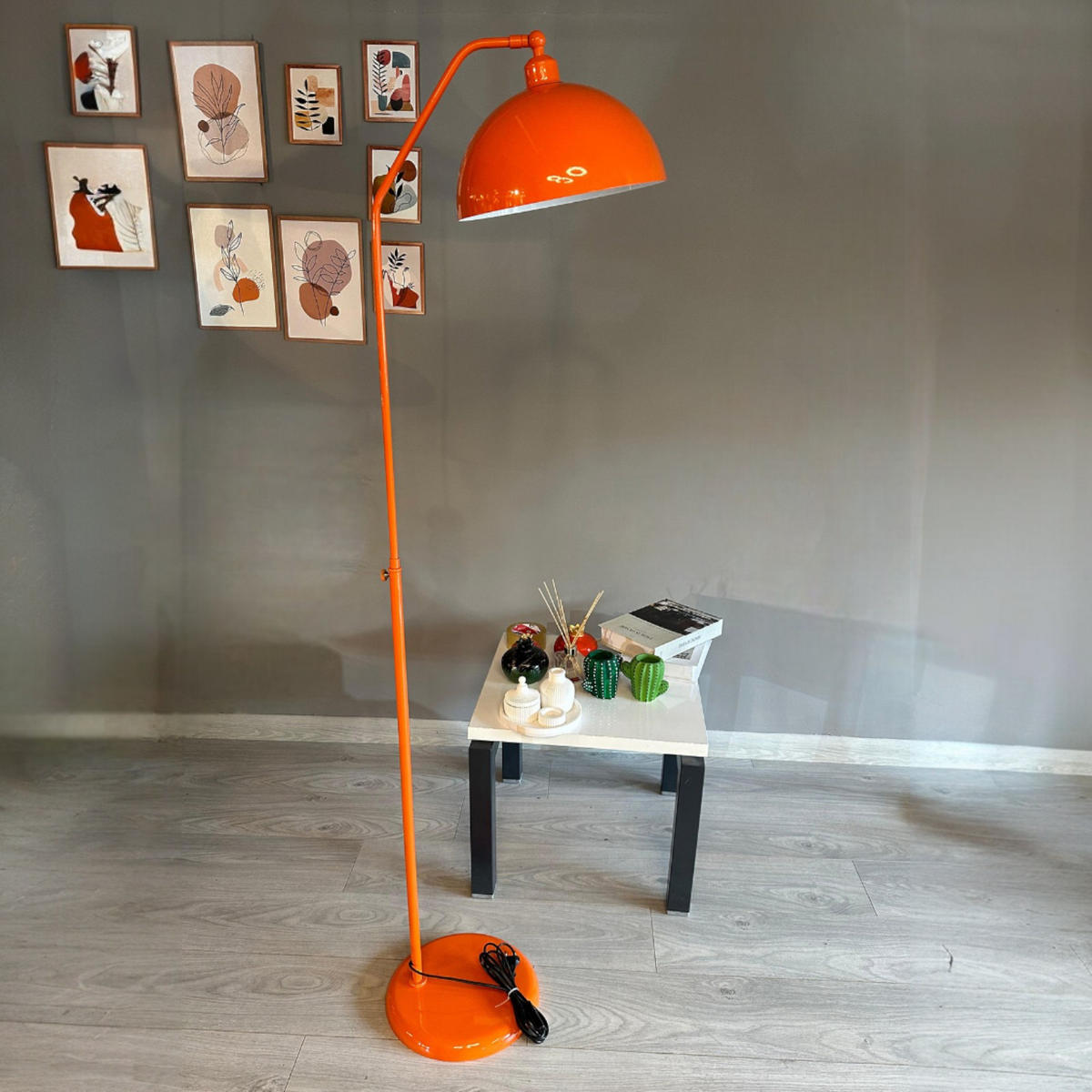 STEHLAMPE Helvik aus Metall mit E27, verstellbarer Lampenschirm - Orange, Metall (37/37/170cm) - Bamyum