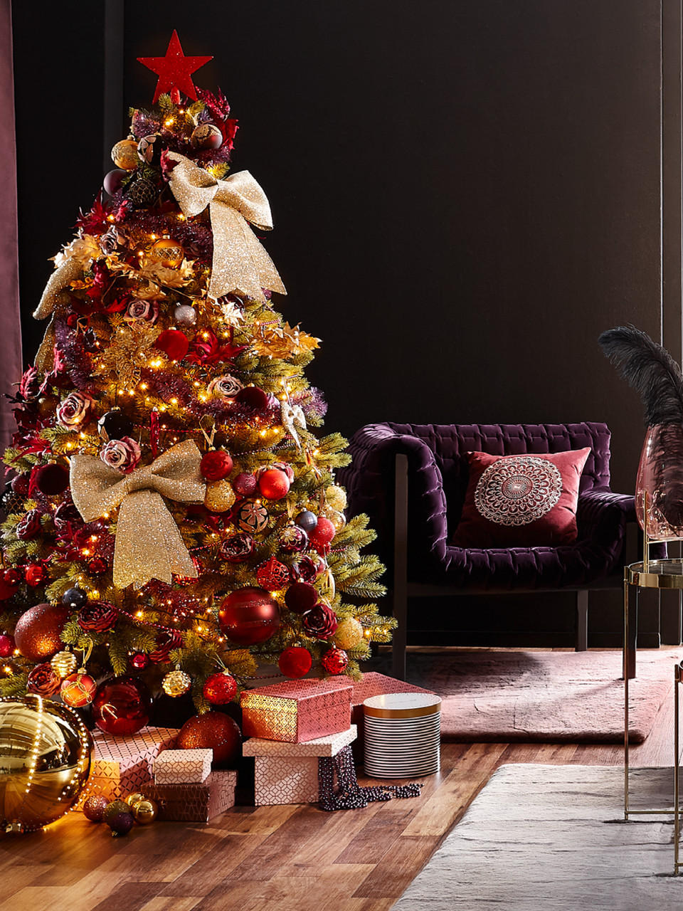 bohato zdobený vianočný stromček, glamour style, bordová zamatová sedačka, zlatý luster