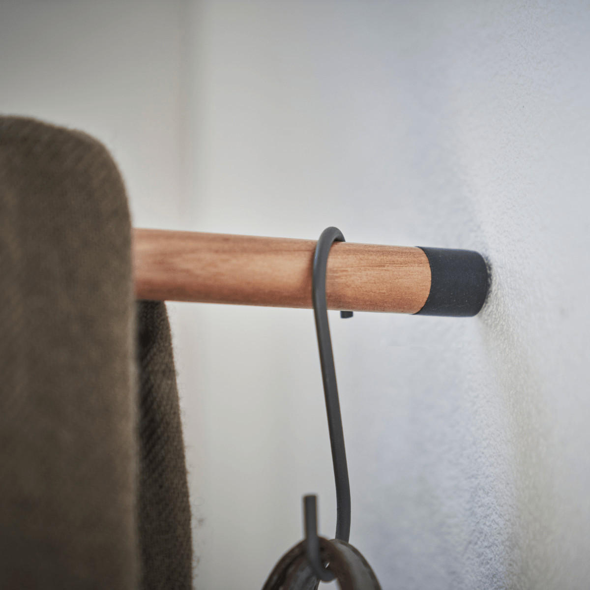 MODERNE Eckgarderobe YAMAZAKI Tower 5551 in Schwarz für Ihr Zuhause - Schwarz, Metall (48.5/160/31.5cm) - Yamazaki