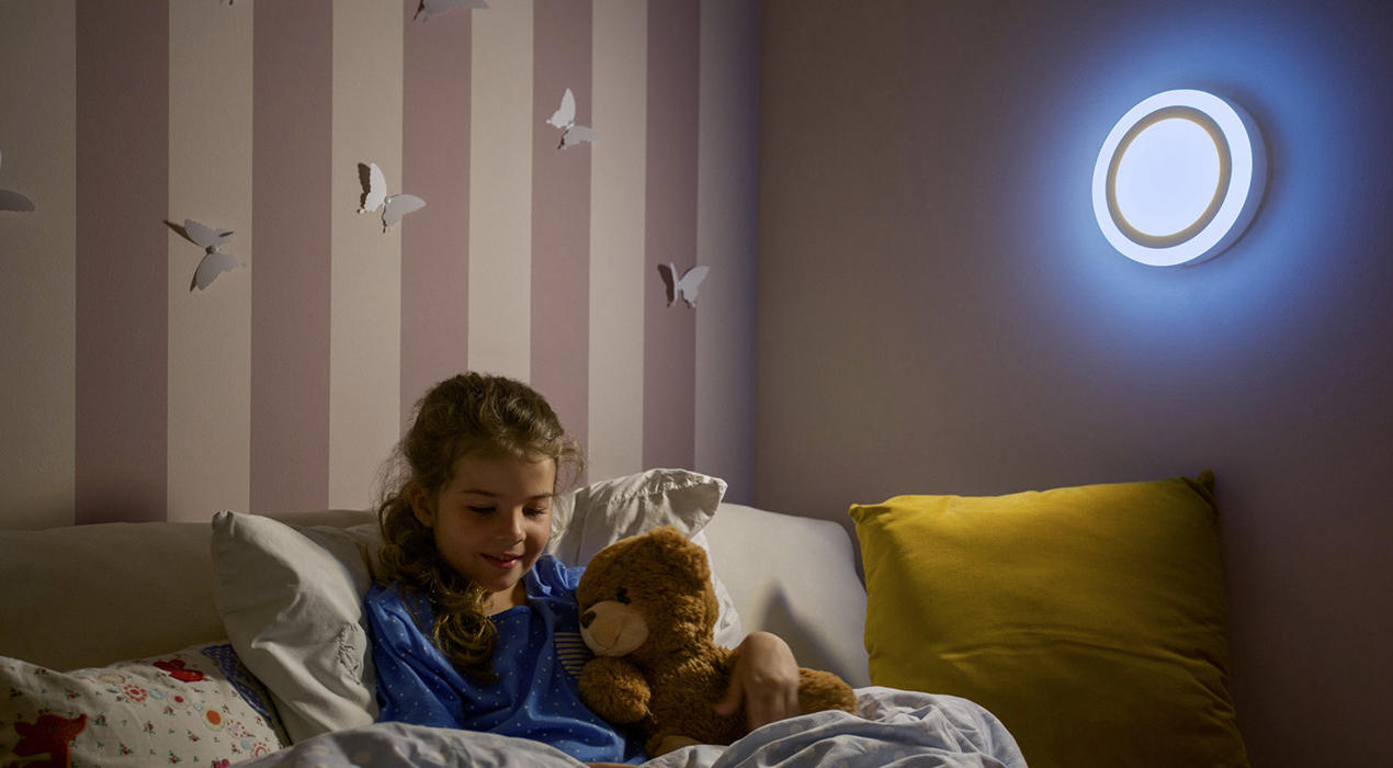 Kinderzimmer Mädchen im Bett Ledvance Leuchte