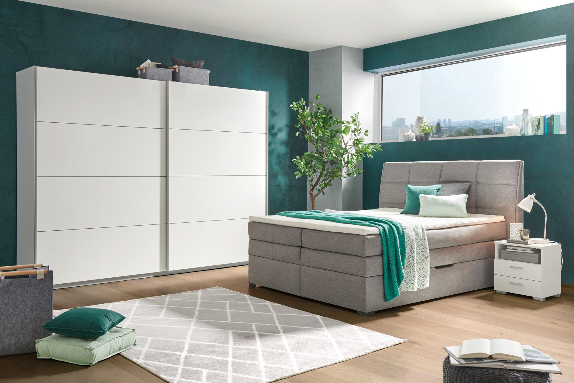 Schlafzimmer mit Bett und Schrank