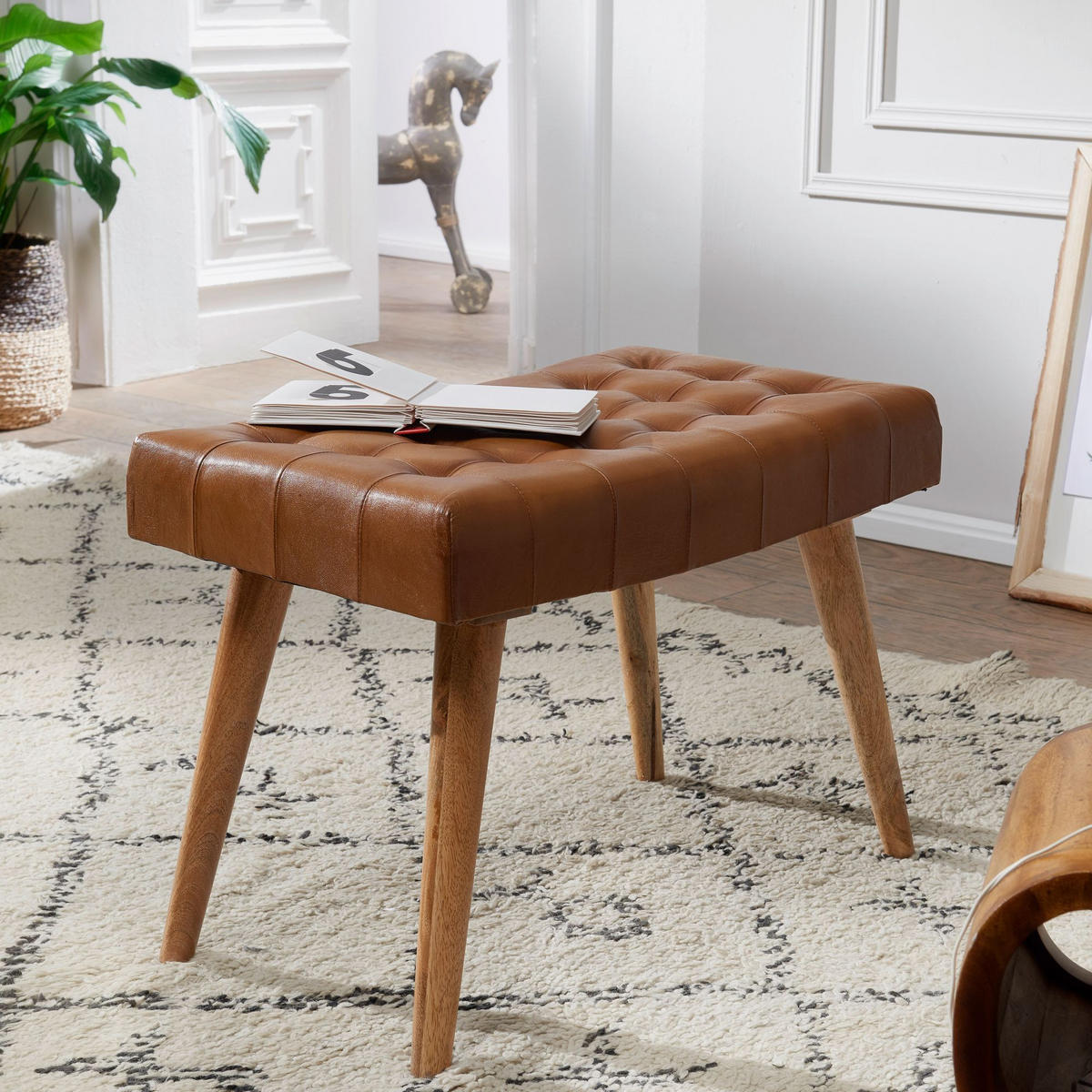 SITZHOCKER – Echtleder/Naturholz, modern, 120 kg Belastbarkeit - Braun, Mangoholz/Leder (67/47/39cm) - KADIMA DESIGN