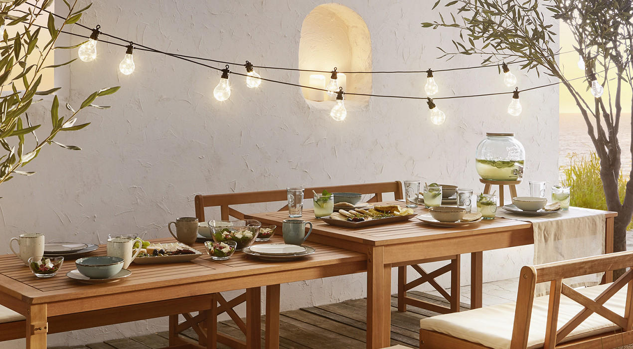 Gedeckter Gartentisch aus Holz