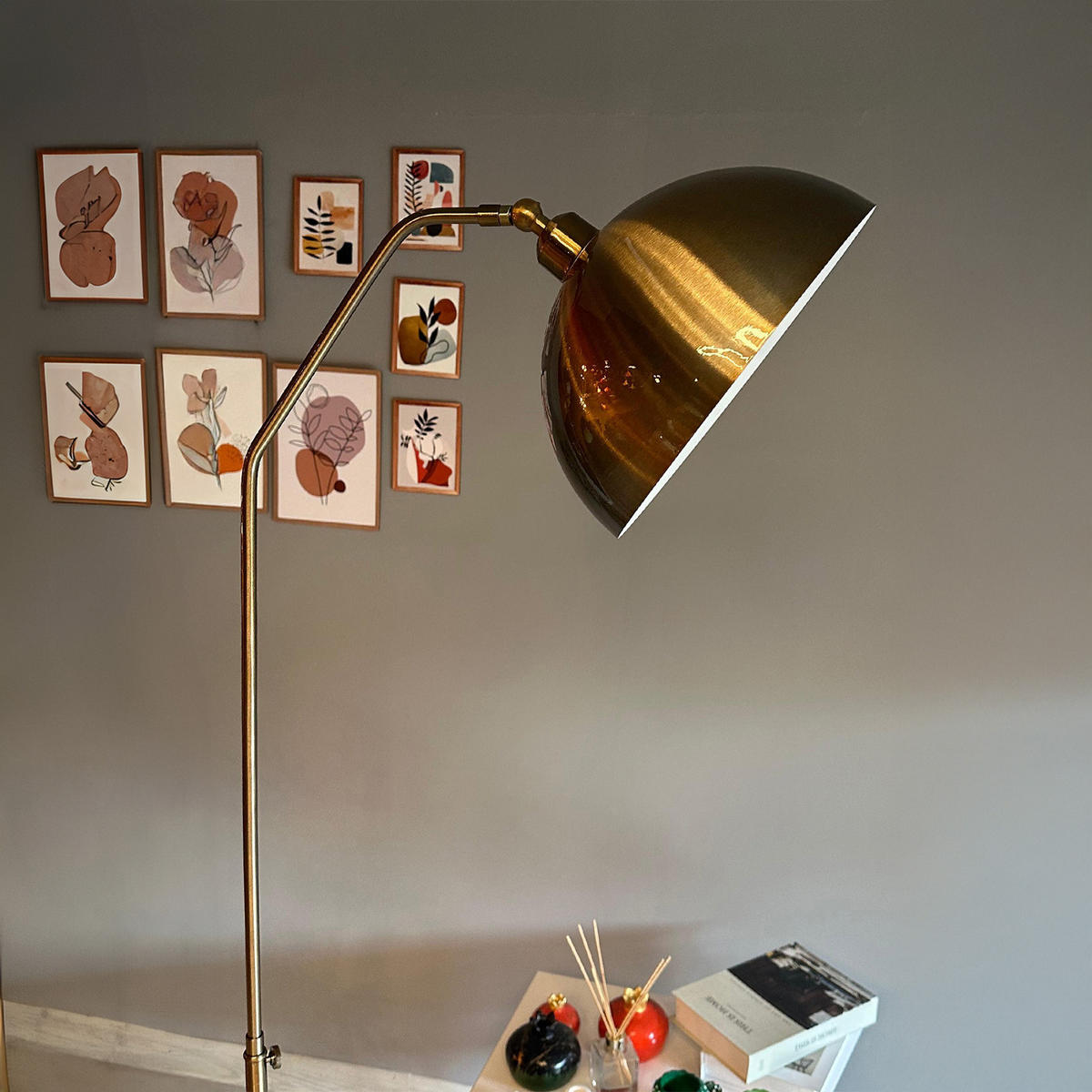 STEHLAMPE Helvik aus Metall mit E27, verstellbarer Lampenschirm - Messingfarben, Metall (37/37/170cm) - Bamyum