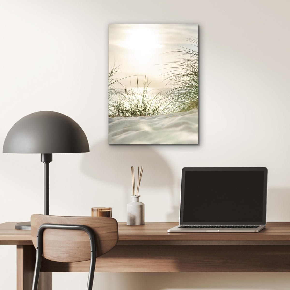KOVOVÝ OBRAZ Duny s marramovou trávou pod slnkom nemeckého národného parku Schleswig-Holsteinisches Wattenmeer 30x40 cm - krémová, kov (30/40cm) - MuchoWow