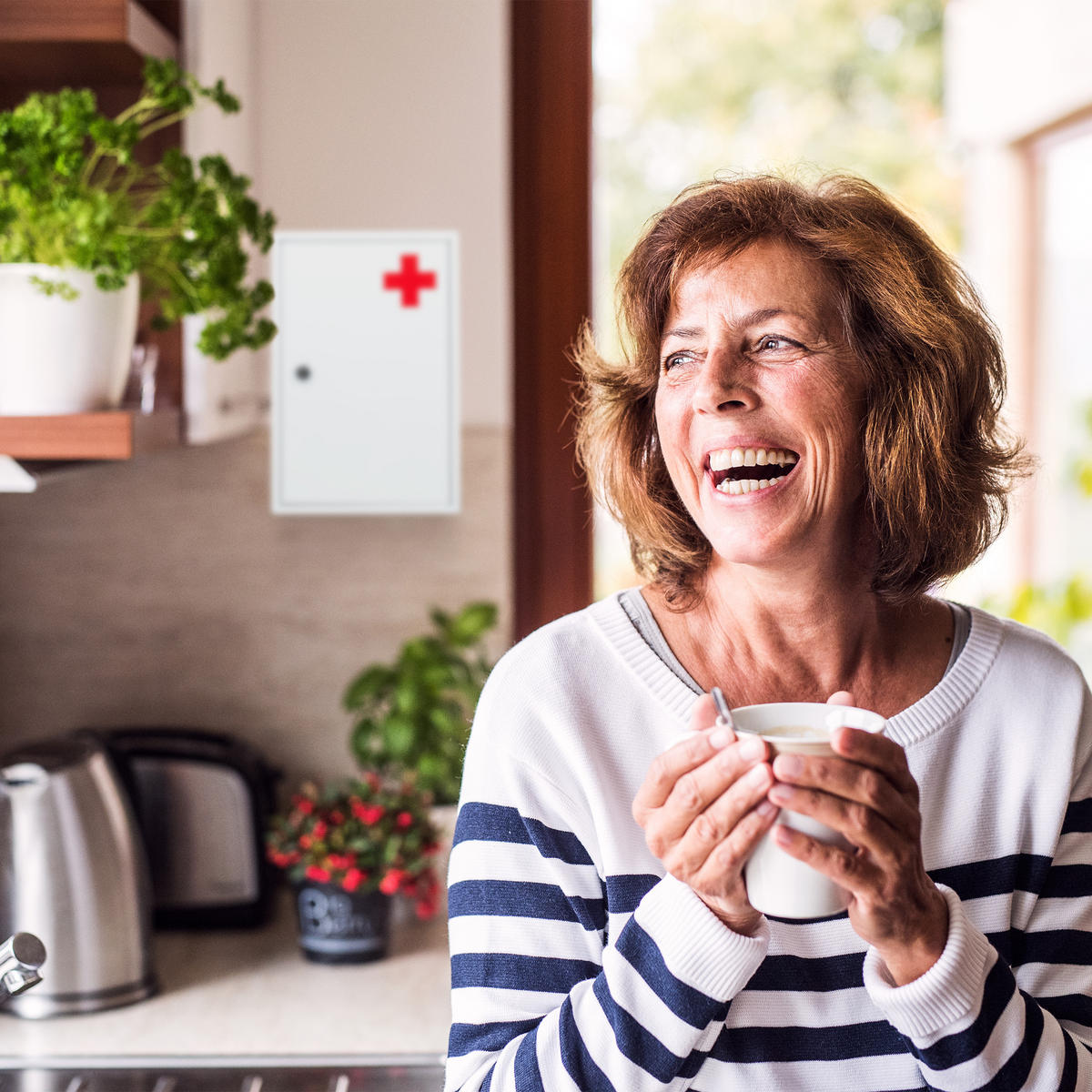 SKŘÍŇKA na léky - bílá, kov (21.5/32/8cm) - Relaxdays