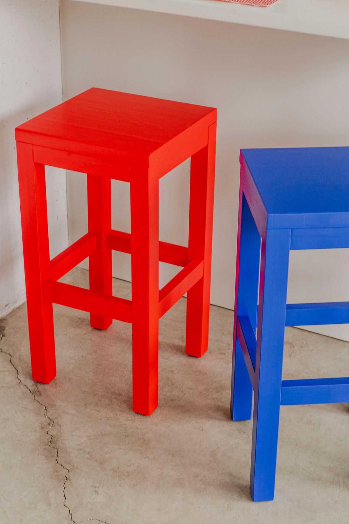 HOCKER aus massiver Kiefer, 65 cm hoch, preußischblau lackiert AXEL - Blau, Holz (33/65/33cm) - RNT By Really Nice Things