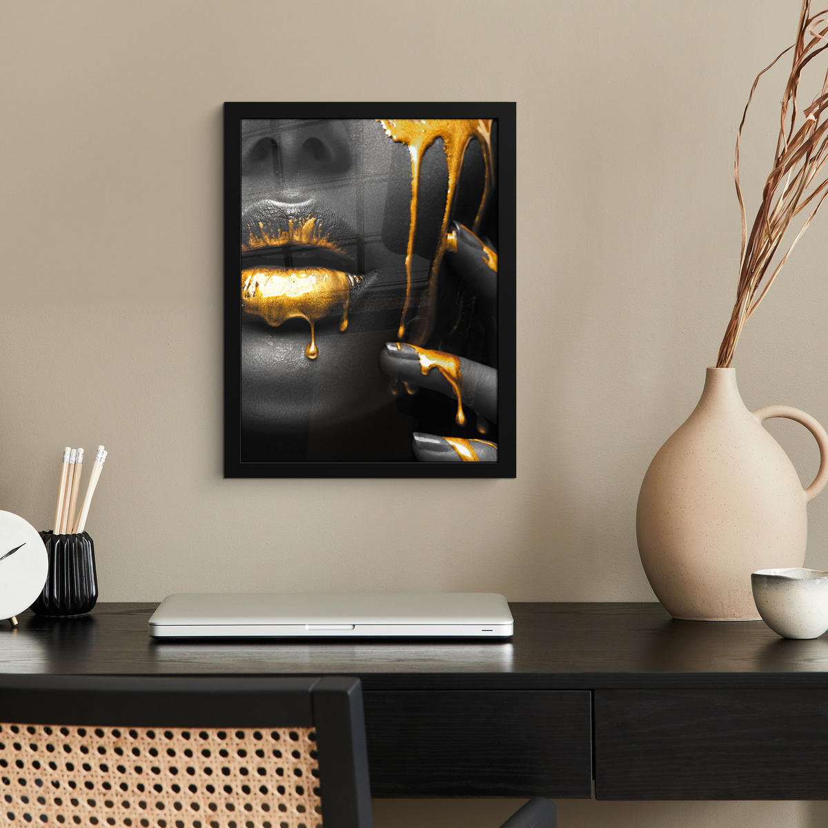 GERAHMTES BILD Frau - Schwarz - Gold - Gesicht - Lippen 30x40 cm - Goldfarben, Papier (30/40cm) - MuchoWow