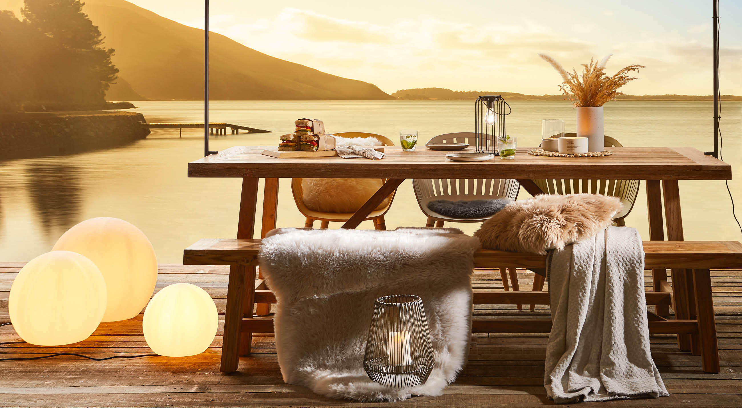 Ein stabiler Holztisch mit mehreren passenden Stühlen, die eine einladende Atmosphäre schafft.