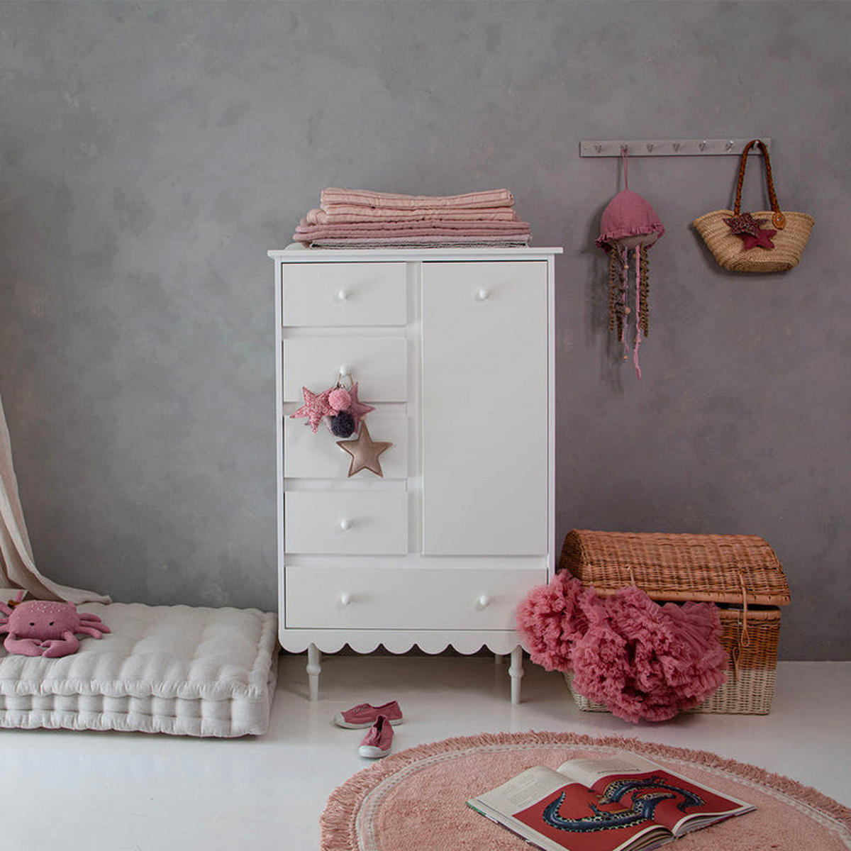 OTROŠKA KOMODA Babushka Bela - bela, leseni material (84/140/50cm) - Petits-meubles