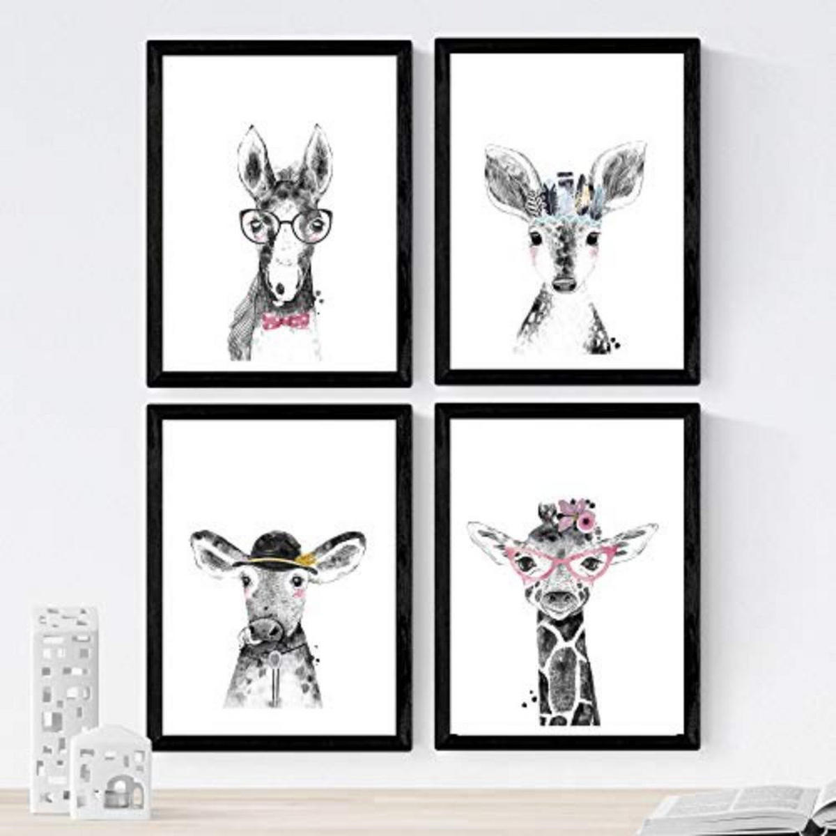 POSTER Set mit 4 Kindern Tieren mit Gläsern und Federn A4 Schwarzer Rahmen - Schwarz, Papier (29.7/3cm) - Nacnic