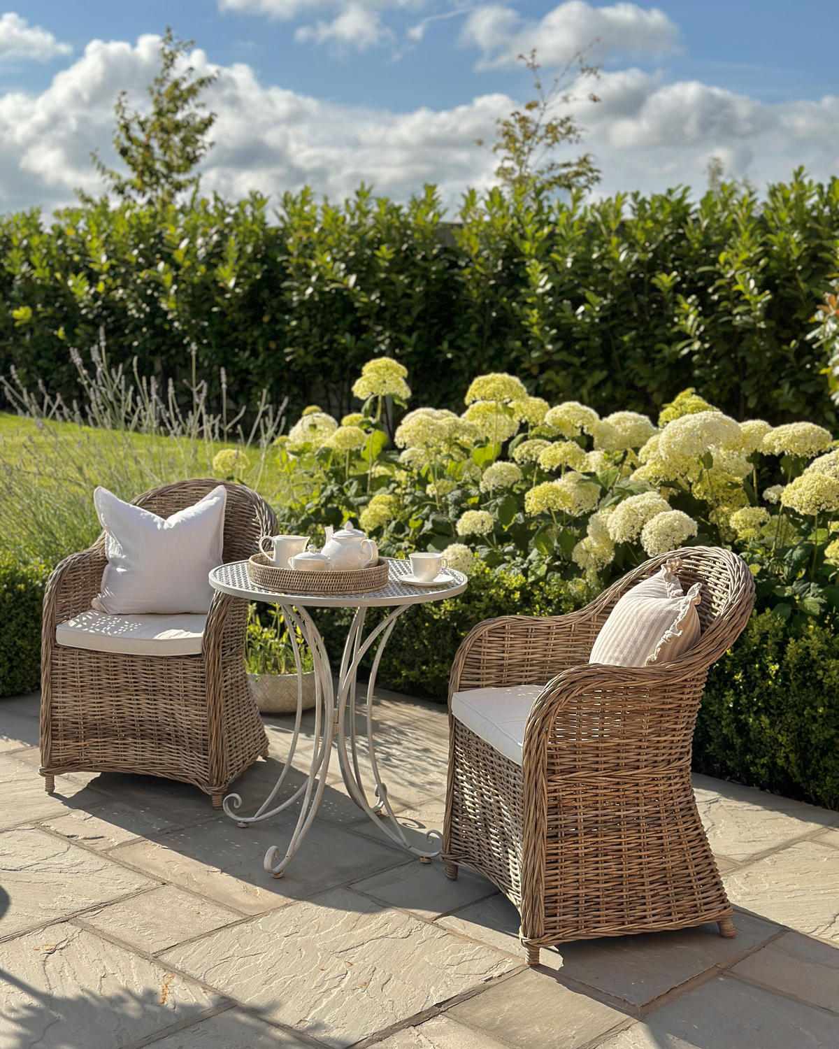 GARTENSESSEL 2er-SET Rattan natürlich Auflagen cremeweiß Susua - Beige/Naturfarben, Naturmaterialien (54/87/67cm) - Beliani