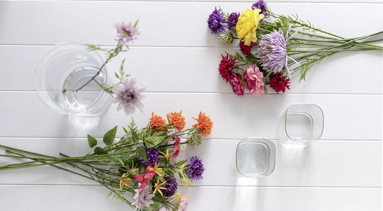 Glasvasen und Blumenstrauß