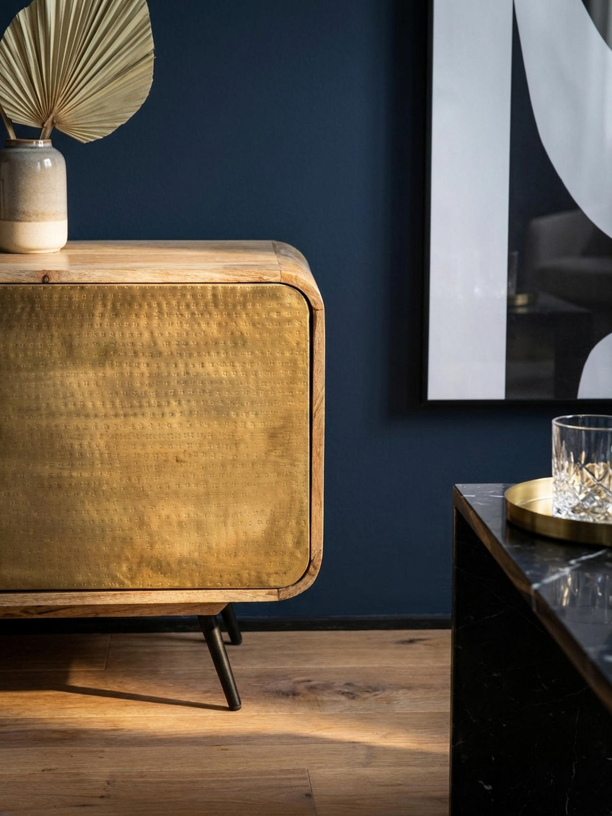 LOWBOARD Mango Massivholz Modern Stil 160x55x41 cm mit punzierten Türen - Schwarz/Braun, Holz/Metall (160/55/41cm) - KADIMA DESIGN