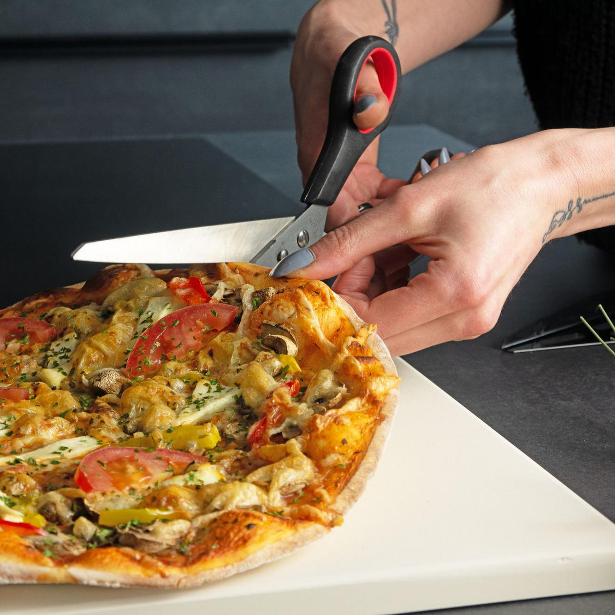 PIZZASCHERE mit Edelstahlklinge und Heber - Schwarz, Metall (8/8/27.5cm) - Intirilife
