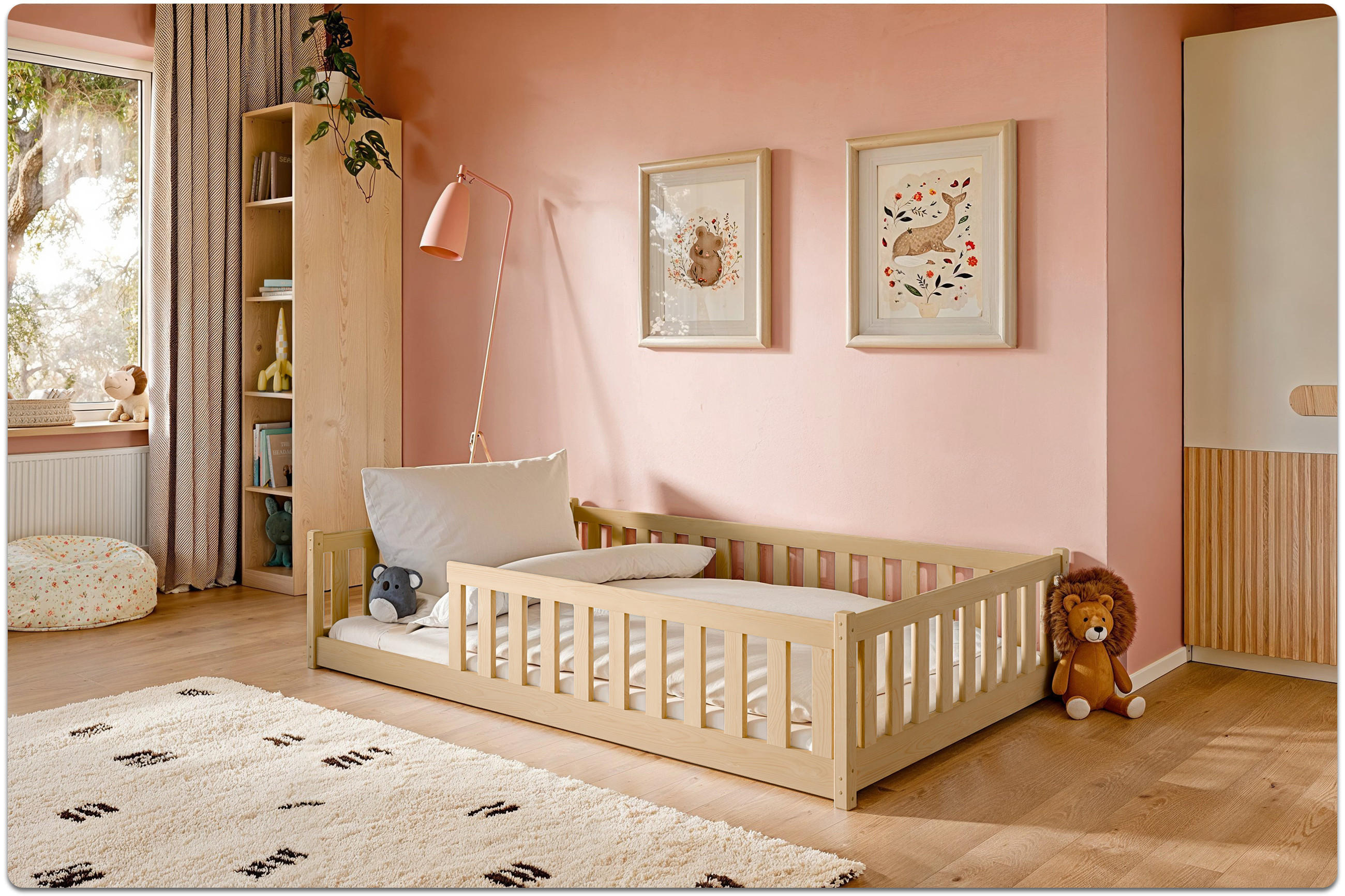 Kinderzimmer mit niedrigem Holzbett, zwei gerahmten Tierbildern an der Wand, einem Stehlampe, einem Regal mit Spielzeug und einem Plüschlöwen auf dem Boden.