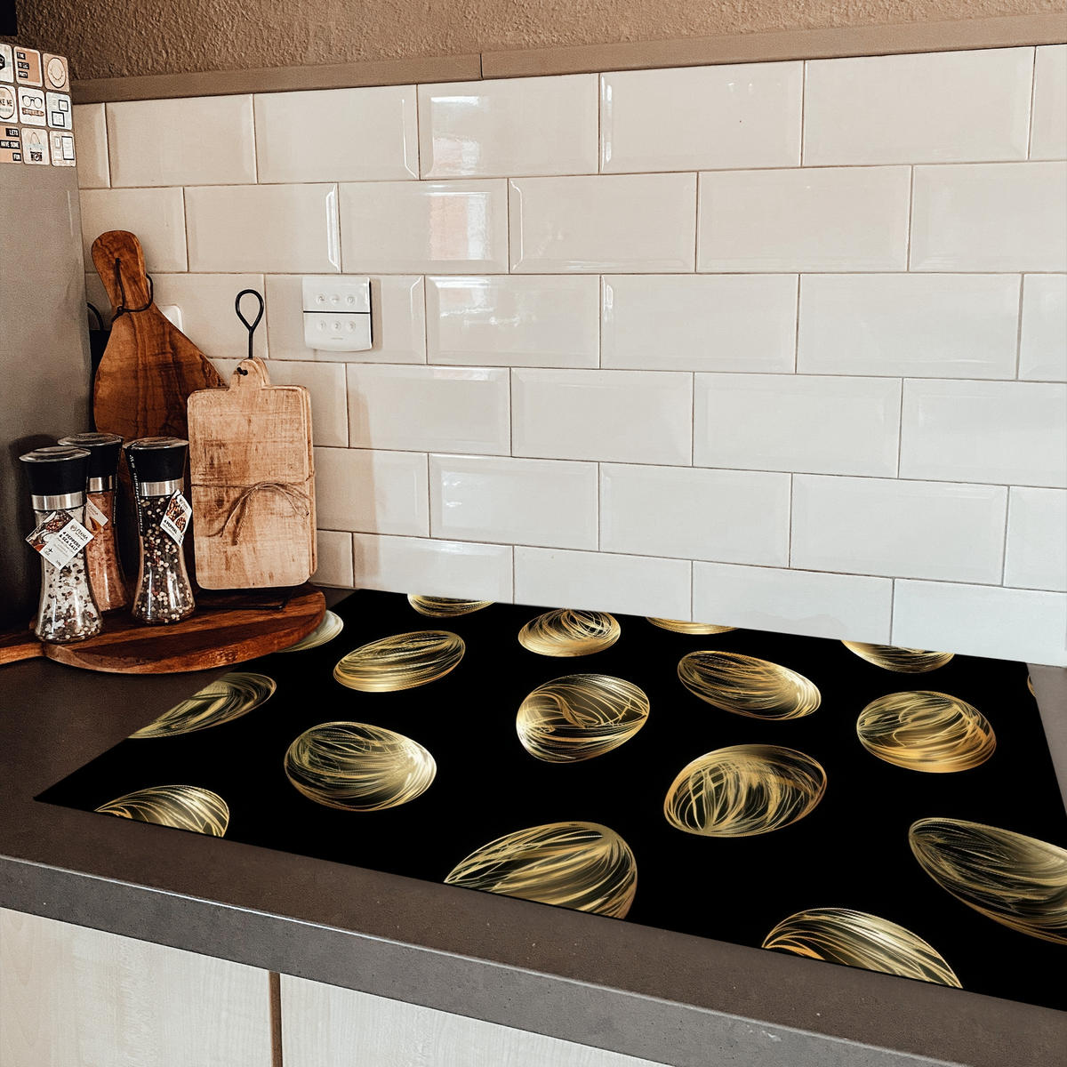 HERDABDECKPLATTE Eier - Gold - Muster Induktionsschutz 81.6x52.7 cm - Schwarz, Kunststoff (81.6/52.7/0.2cm) - MuchoWow