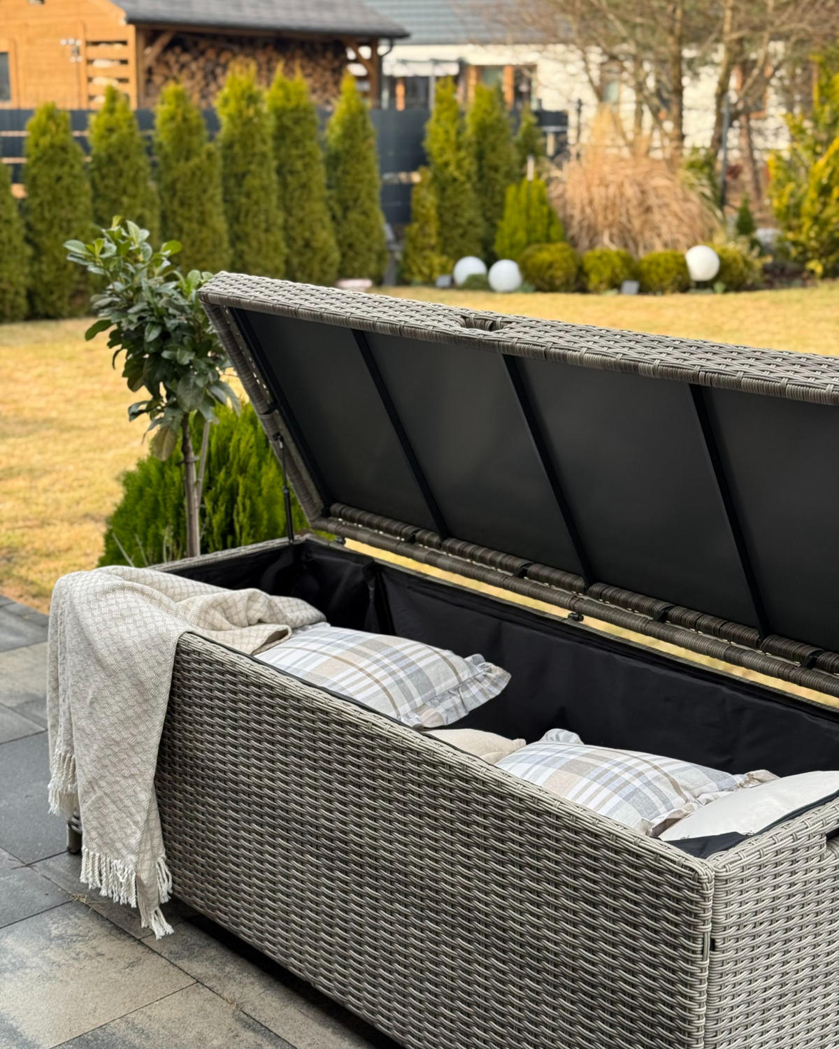 ÚLOŽNÝ BOX NA POLSTROVÁNÍ Ratan šedý 158/63 cm Modena - šedá, plast (158/66/63cm) - Beliani