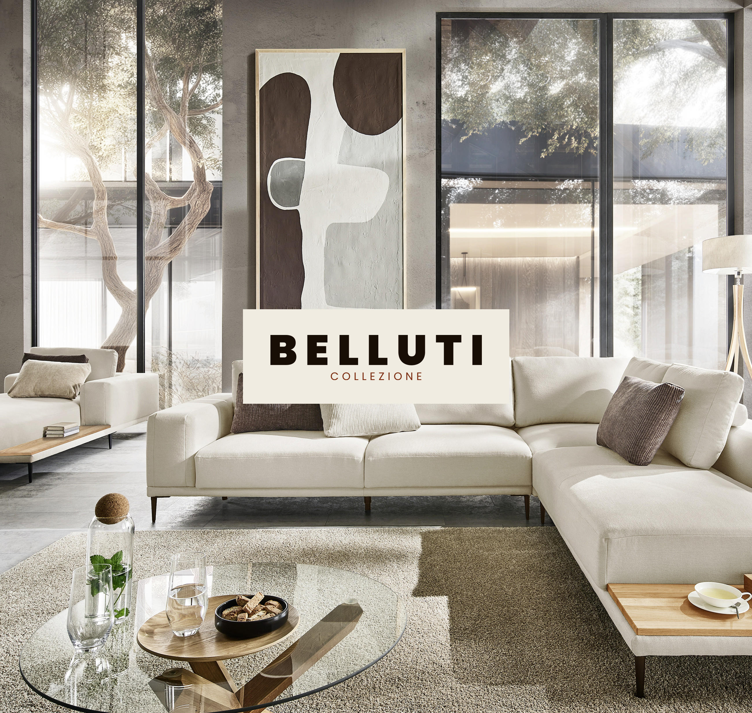 Helles, modernes Wohnzimmer mit cremefarbener Sofalandschaft, Beistelltischen und Teeservice vor bodentiefen Fenstern; zentraler Schriftzug „BELLUTI“.