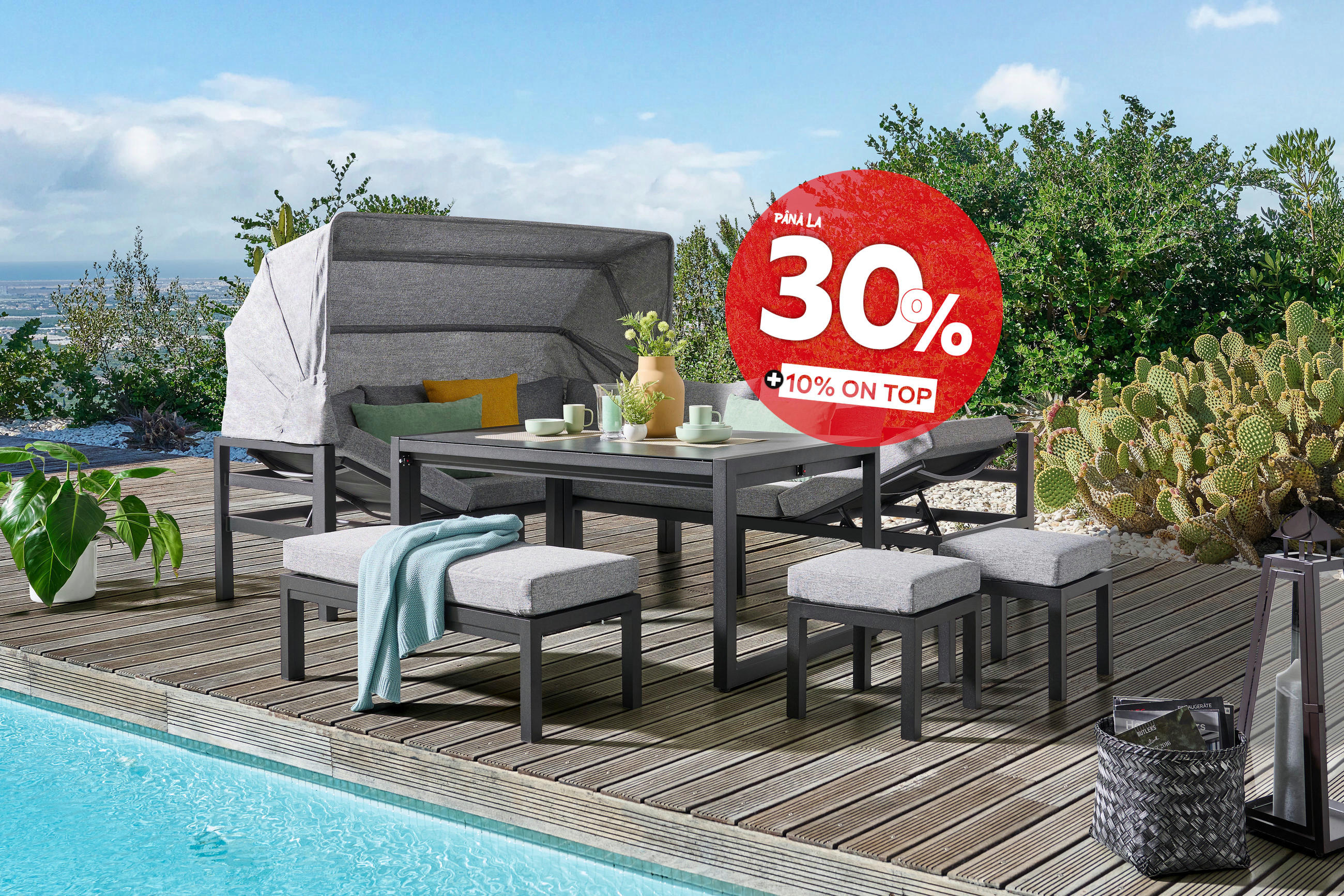 Set mobilier de grădină amplasat pe o terasă